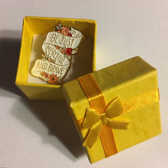 Chronicles of Narnia quote metal & enamel pin NIB - Picture 4 of 6